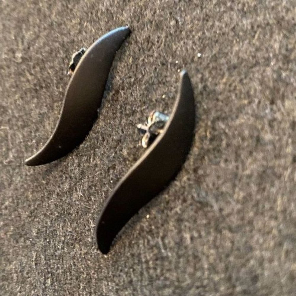 Classic Vintage 80s Wavy Earrings